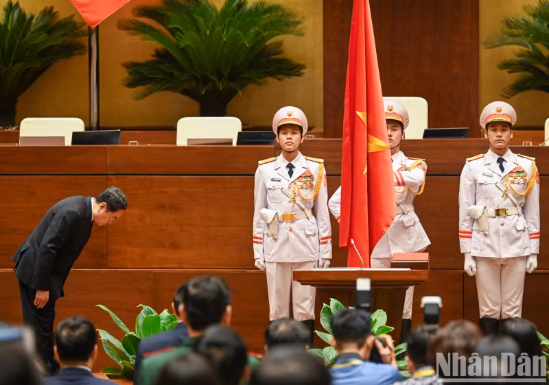 国会主席陈青敏进行就职宣誓仪式。
