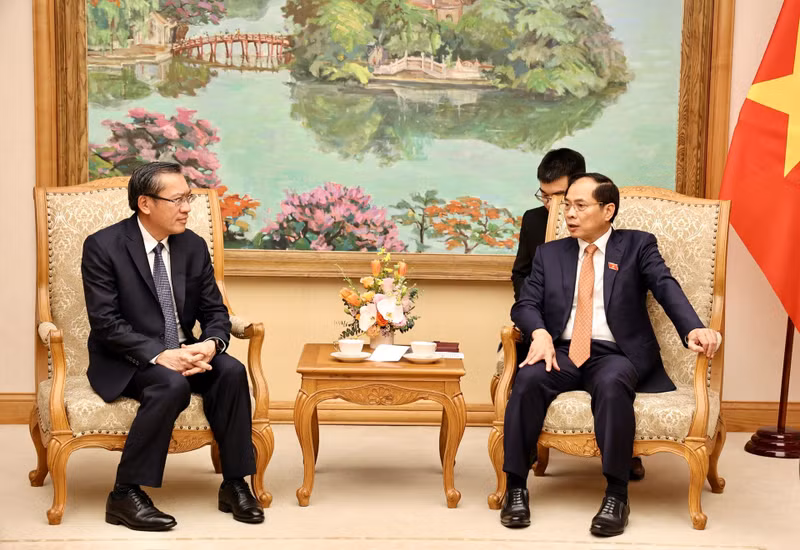 越南政府副总理兼外交部长裴青山会见老挝能源与矿产部部长坡赛·赛雅颂。（图片来源：VGP）