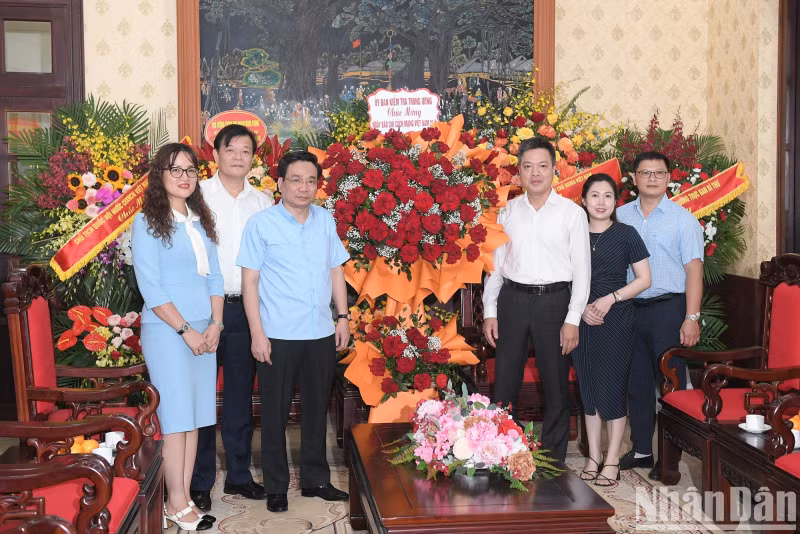 中央检查委员会代表团前来祝贺《人民报》社。