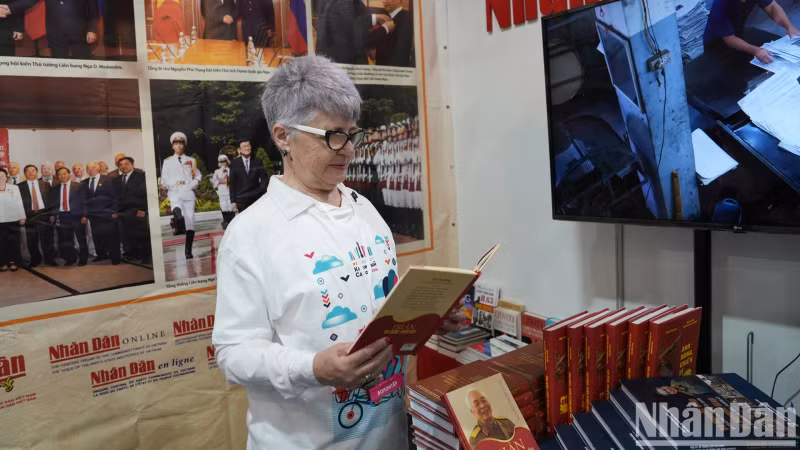 Svetlana女士了解有关奠边府大捷和武元甲大将的书籍。她分享说，她阅读了许多有关英雄的越南国家和人民以及越南建国卫国事业的书籍。