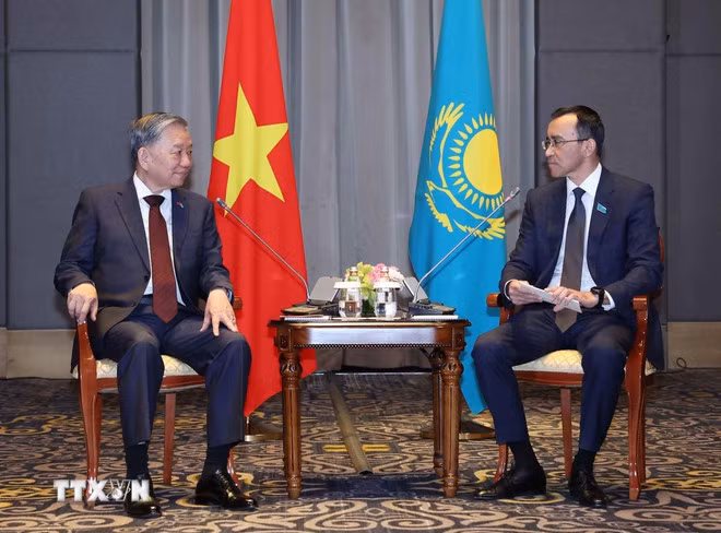 越共中央总书记苏林会见哈萨克斯坦 参议院议长阿什姆巴耶夫。（图片来源：越通社）