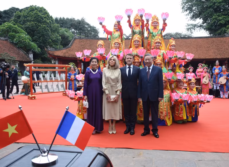 越共中央总书记苏林携夫人吴芳璃和法国总统埃马纽埃尔·马克龙携夫人布丽吉特·马克龙与演员们交流。