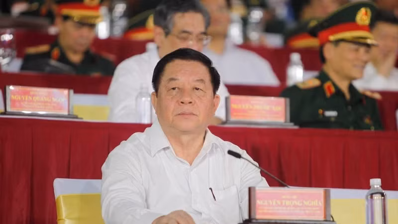 越共中央政治局委员、中央民运与宣教部部长阮重义出席庆祝越南南方解放、国家统一50周年阅兵和游行预演活动。（图片来源：越通社）