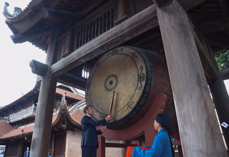 越共中央总书记苏林请马克龙总统参加了雷鼓击鼓仪式。
