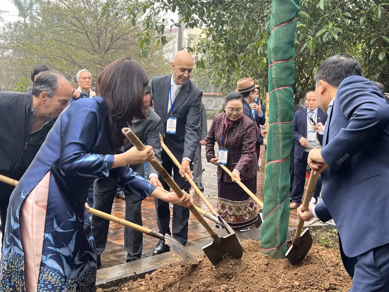 各位代表在二征夫人祠种植纪念树。