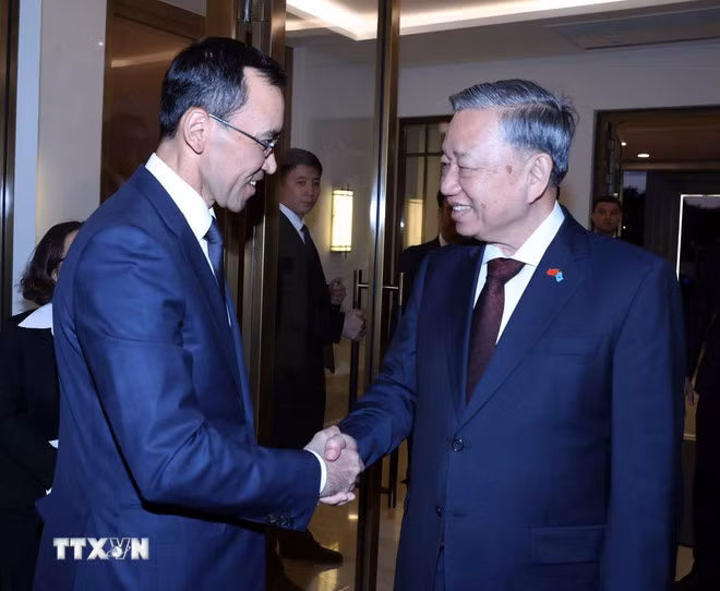 越共中央总书记苏林会见哈萨克斯坦参议院议长阿什姆巴耶夫。（图片来源：越通社）