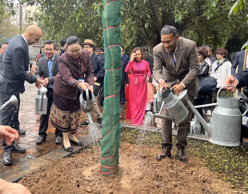 各位代表在二征夫人祠种植纪念树。
