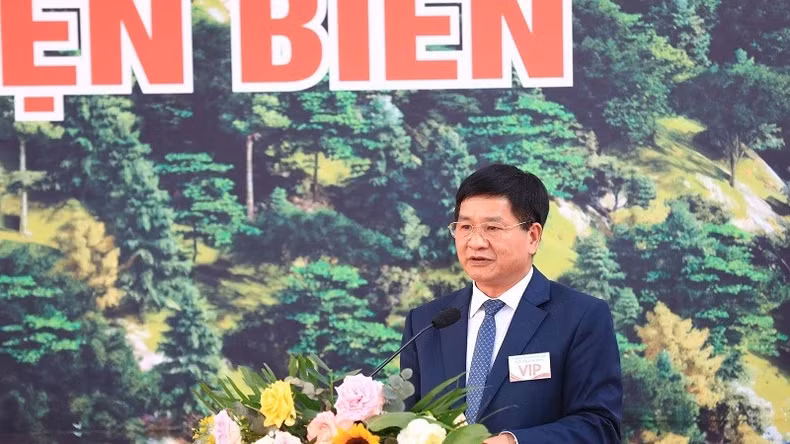 奠边省人民委员会主席黎成都在阿巴寨旗台挂牌和升旗仪式上发表讲话。