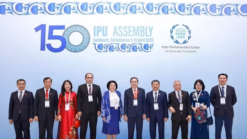 越南国会主席陈青敏和出席各国议会联盟第150届大会开幕式的各位代表。