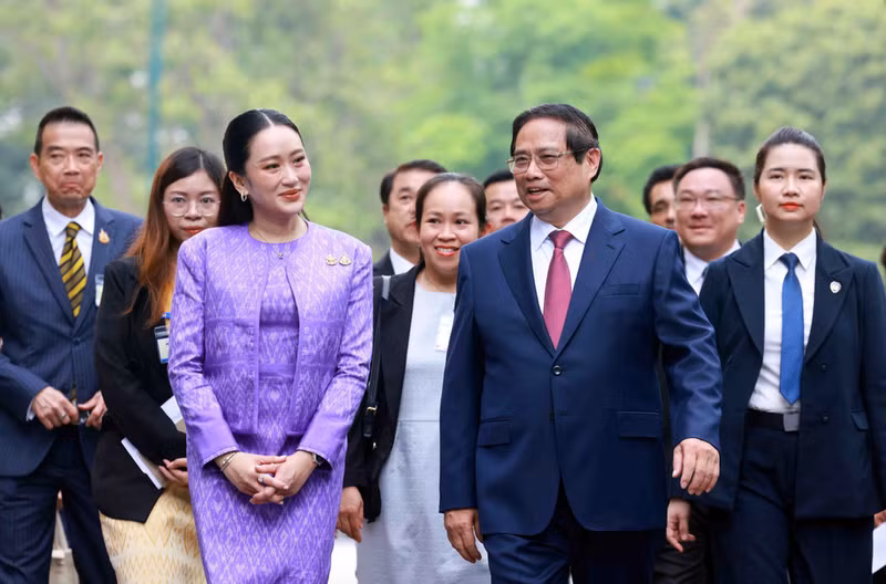 越南政府总理范明正主持仪式，欢迎泰国总理佩通坦·西那瓦正式访越。