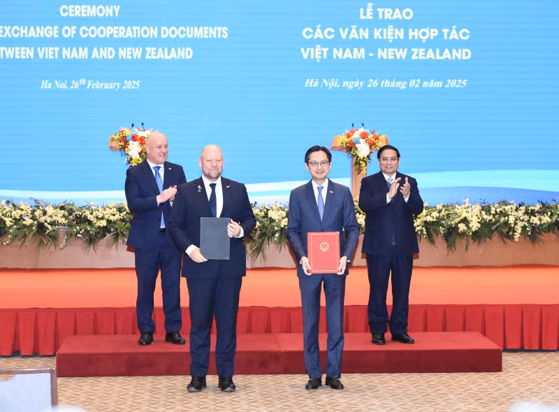 越南政府总理范明正与新西兰总理克里斯托弗•卢克森共同见证越南外交部与新西兰外交贸易部合作谅解备忘录互换仪式。 越南政府总理范明正与新西兰总理克里斯托弗•卢克森共同见证越南外交部与新西兰外交贸易部合作谅解备忘录互换仪式。