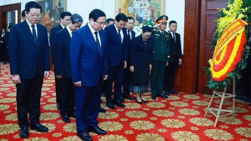 越南政府总理范明正4月4日在河内吊唁老挝人民革命党中央委员会前主席、老挝人民民主共和国前主席坎代·西潘敦。（图片来源：越通社）