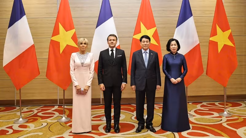 越南国家主席梁强和夫人为法国总统马克龙和夫人举行欢迎宴会。