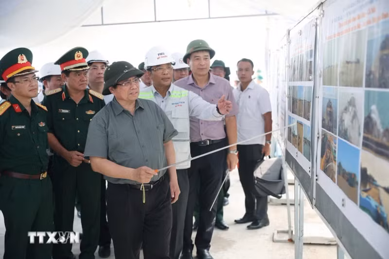 政府总理范明正视察了芹苴—金瓯高速公路金瓯段施工现场。（图片来源：越通社）