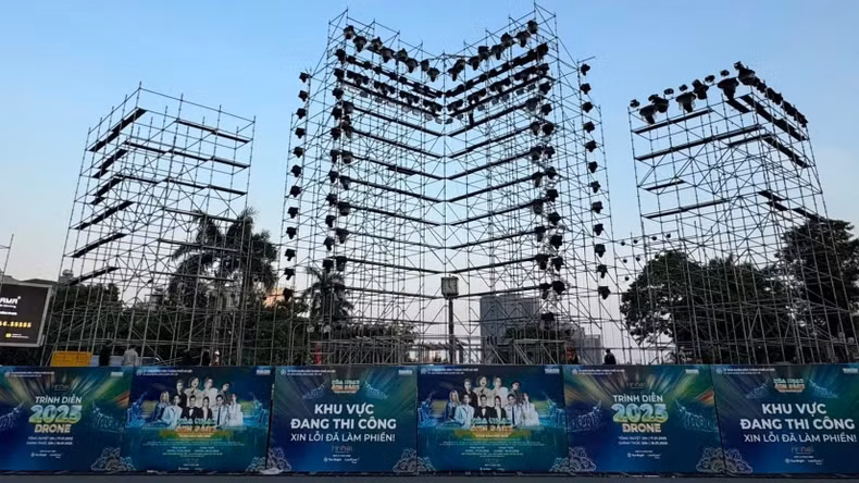 “喜迎2025新年音乐灯光秀”活动的舞台正在搭建中。