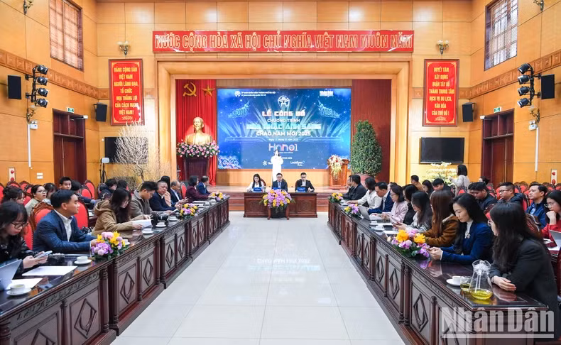 “喜迎2025新年音乐灯光秀”活动公布仪式。