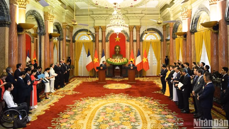 越南国家主席梁强与法国总统马克龙共同会见记者。