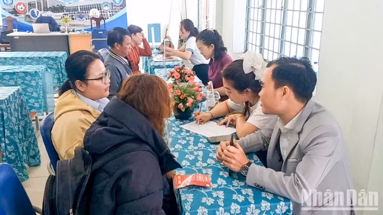 岘港就业服务中心的招聘会。