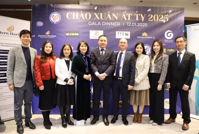 越南驻英国大使杜雄明和与会代表合影。（图片来源：越通社）