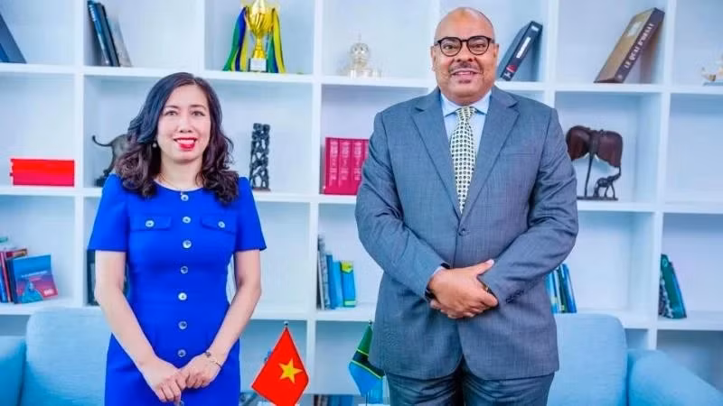 越南外交部副部长黎氏秋姮和坦桑尼亚外交和东非合作部部长马哈茂德·萨比特·孔博。