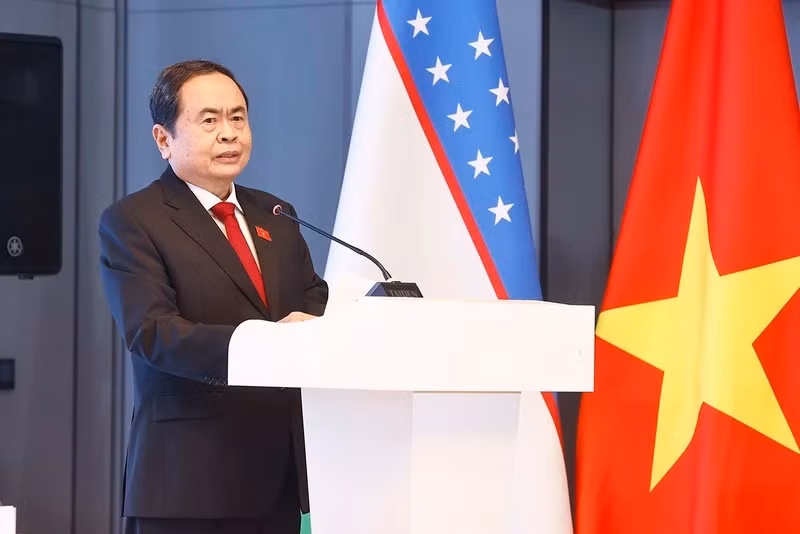 国会主席陈青敏在越南和乌兹别克斯坦企业座谈会上发表讲话。