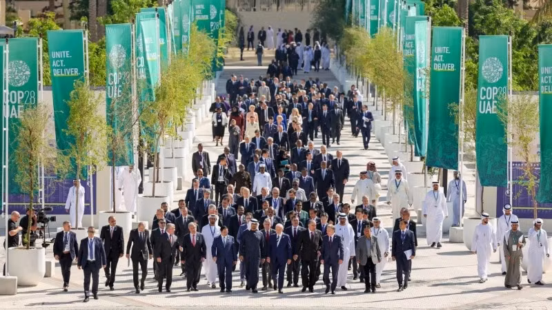 各位领导进入阿拉伯联合酋长国迪拜市迪拜世博城会议中心出席《联合国气候变化框架公约》第二十八次缔约方大会（COP28）。（图片来源：越通社）