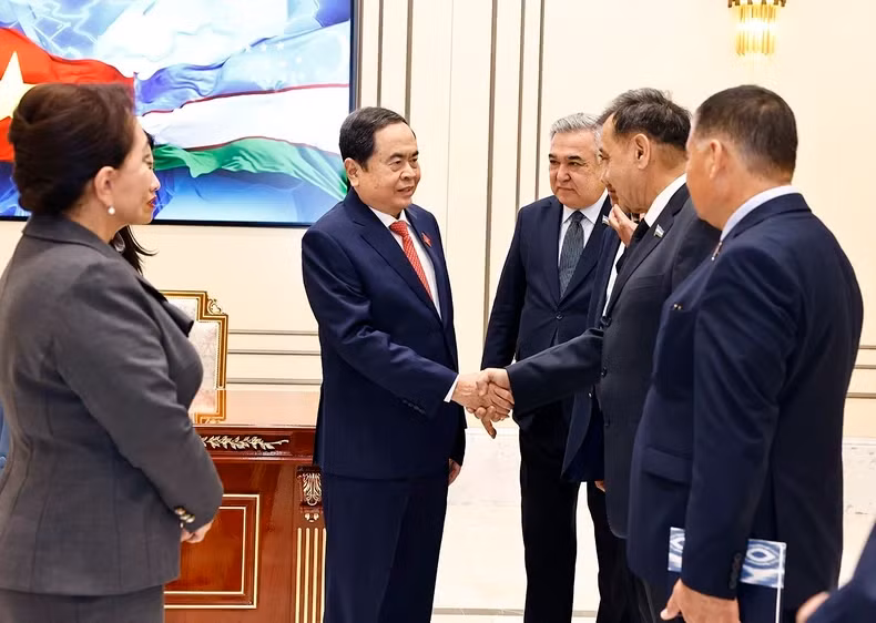 越南国会主席陈青敏同乌兹别克斯坦代表团成员。（图片来源：越通社）