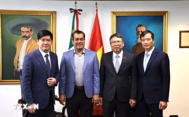 越南驻墨西哥大使阮文海和墨西哥众议院议长古铁雷斯（Sergio Gutiérrez Luna）合影。（图片来源：越通社）