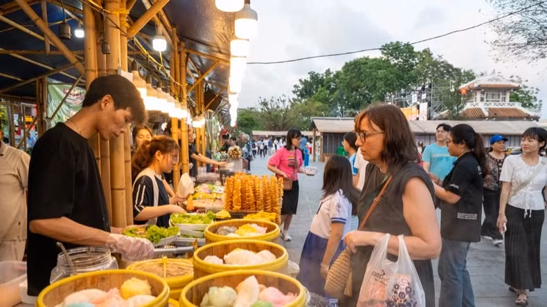游客参加4月29日至5月2日在顺化仓泊公园举行的“顺化——美食之都”活动。