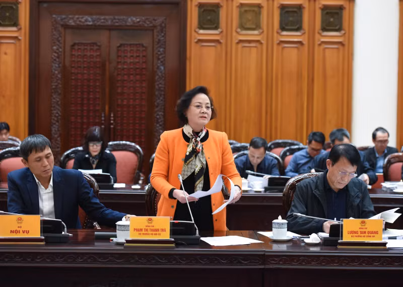 内务部长范氏青茶在会上发表讲话。