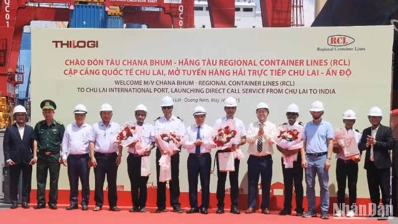 广南省人委会主席黎文勇（中）和各机关单位代表向RCL旗下“Chana Bhum”号货轮成员送鲜花。