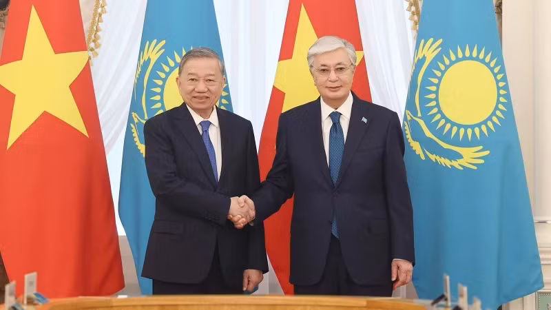 哈萨克斯坦共和国总统卡西姆若马尔特·托卡耶夫和越共中央总书记苏林。