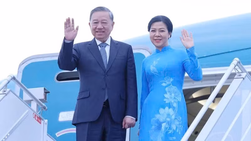 越共中央总书记苏林和夫人离开明斯克，启程回国。（图片来源：越通社）