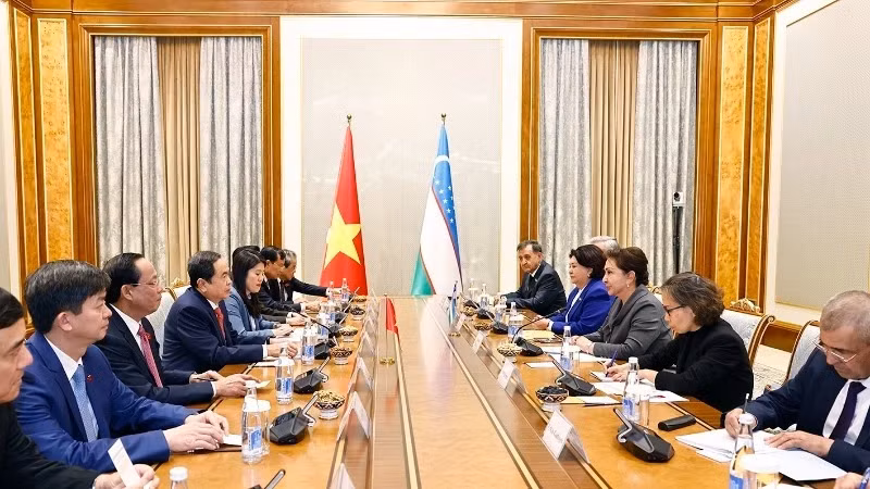 越南国会主席陈青敏同乌兹别克斯坦参议院主席坦齐拉·纳尔巴耶娃。