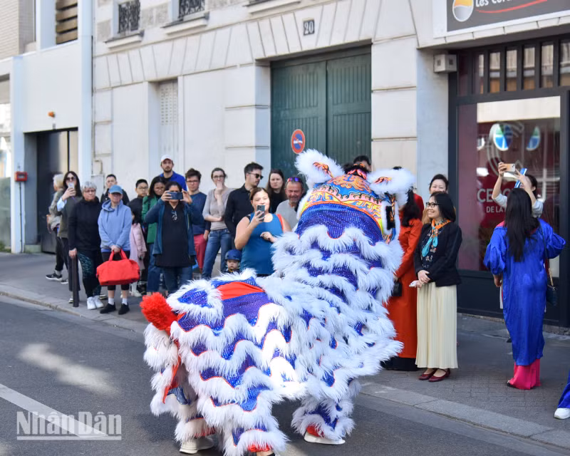 雄王祭祖日活动按照民族风俗习惯在法国举行，包括游行、敬香和献花等仪式，吸引众多法国民众的关心。