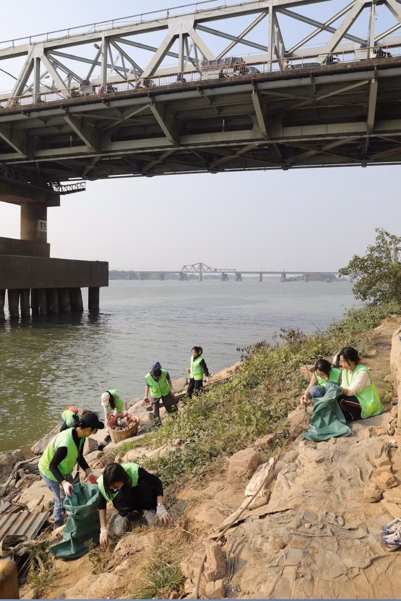 越南保洁队成员在章阳桥下收拾垃圾。 越南保洁队成员在章阳桥下收拾垃圾。