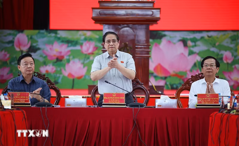4月21日下午，越南政府总理范明正在芹苴市主持召开关于南方重点交通项目实施情况的各部委和地方会议。