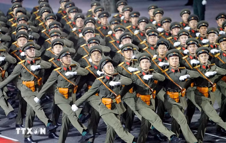 越南人民军各方队参加纪念南方解放、国家统一50周年庆典的阅兵和游行预演。（图片来源：越通社）