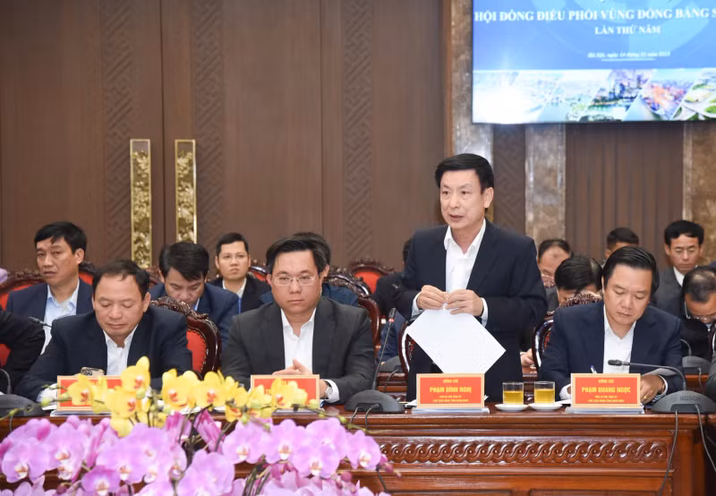 南定省人民委员会主席范廷毅在会上发表讲话。