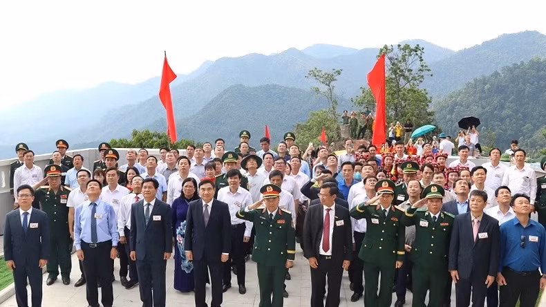 孟湟边境县各民族代表和民众在阿巴寨旗台首次升旗仪式上激动不已。