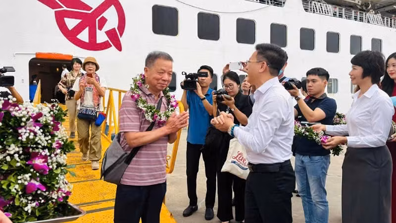 广宁省文化体育和旅游厅领导对4月30日乘坐邮轮来到广宁省表示欢迎。