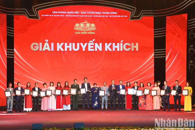 第三届国会和人民议会全国新闻奖(延洪奖)组委会向83件优秀作品颁发奖项,其中,一等奖8件、二等奖15件、三等奖20件、鼓励奖40件。 第三届国会和人民议会全国新闻奖(延洪奖)组委会向83件优秀作品颁发奖项,其中,一等奖8件、二等奖15件、三等奖20件、鼓励奖40件。