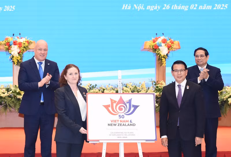 越南政府总理范明正与新西兰总理克里斯托弗•卢克森共同见证了庆祝越新建交50周年纪念标识发布会。 越南政府总理范明正与新西兰总理克里斯托弗•卢克森共同见证了庆祝越新建交50周年纪念标识发布会。