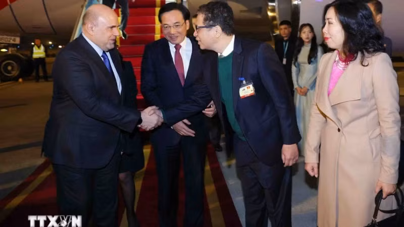 越南驻俄罗斯大使邓明魁前来内排国际机场欢迎米舒斯京总理。（图片来源：越通社）