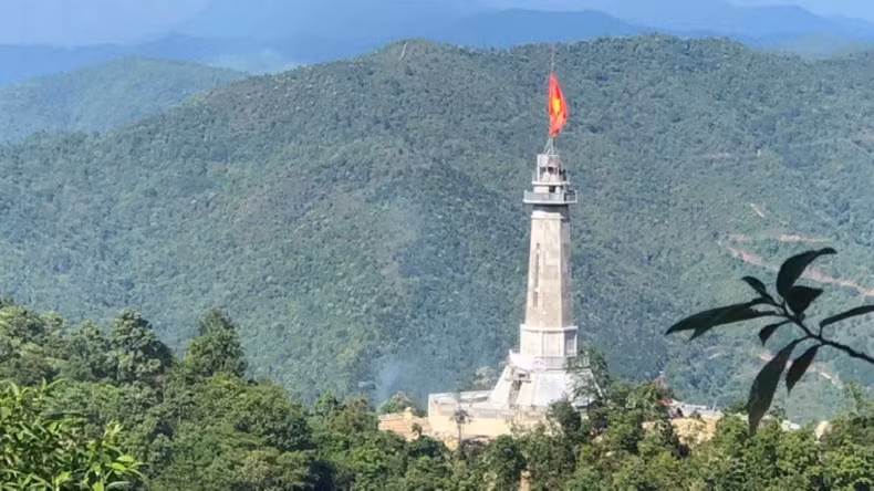 阿巴寨旗台矗立在越中边界线的框罗山（Khoang La San）山脉海拔1459米的山顶上。