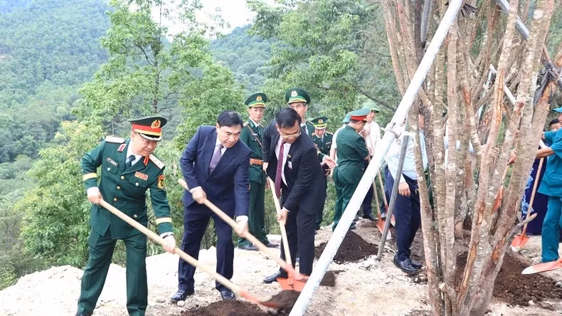 各位代表在阿巴寨旗台花园里植纪念树。