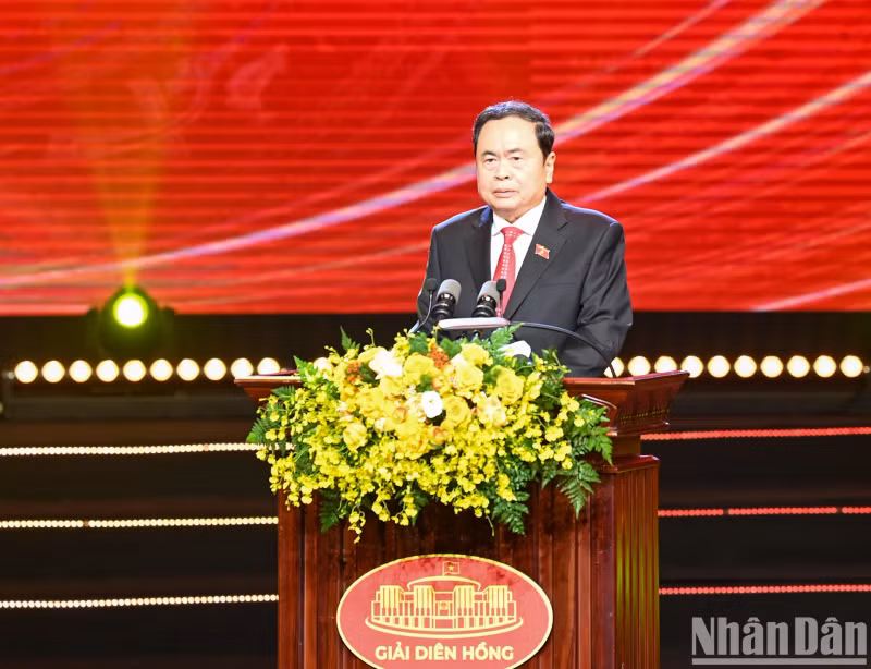 国会主席陈青敏出席颁奖典礼并发表指导性讲话。 国会主席陈青敏出席颁奖典礼并发表指导性讲话。