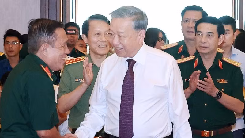 苏林总书记会见曾经参加胡志明战役的将领、人民武装力量英雄代表。
