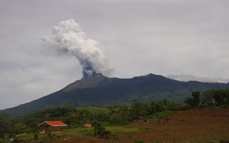 菲律宾火山再度喷发 灰柱高达4000米。