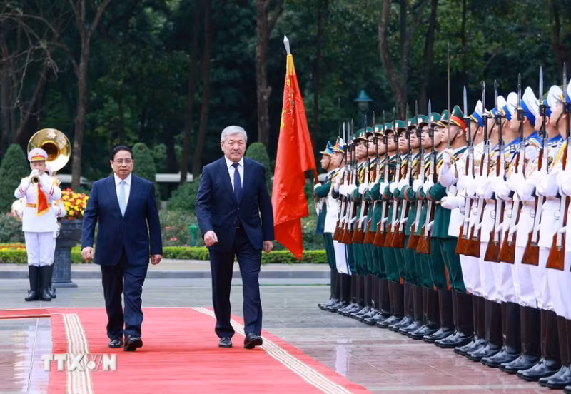 范明正总理主持仪式欢迎吉尔吉斯共和国总理阿德尔别克·卡西马利耶夫对越南进行正式访问。